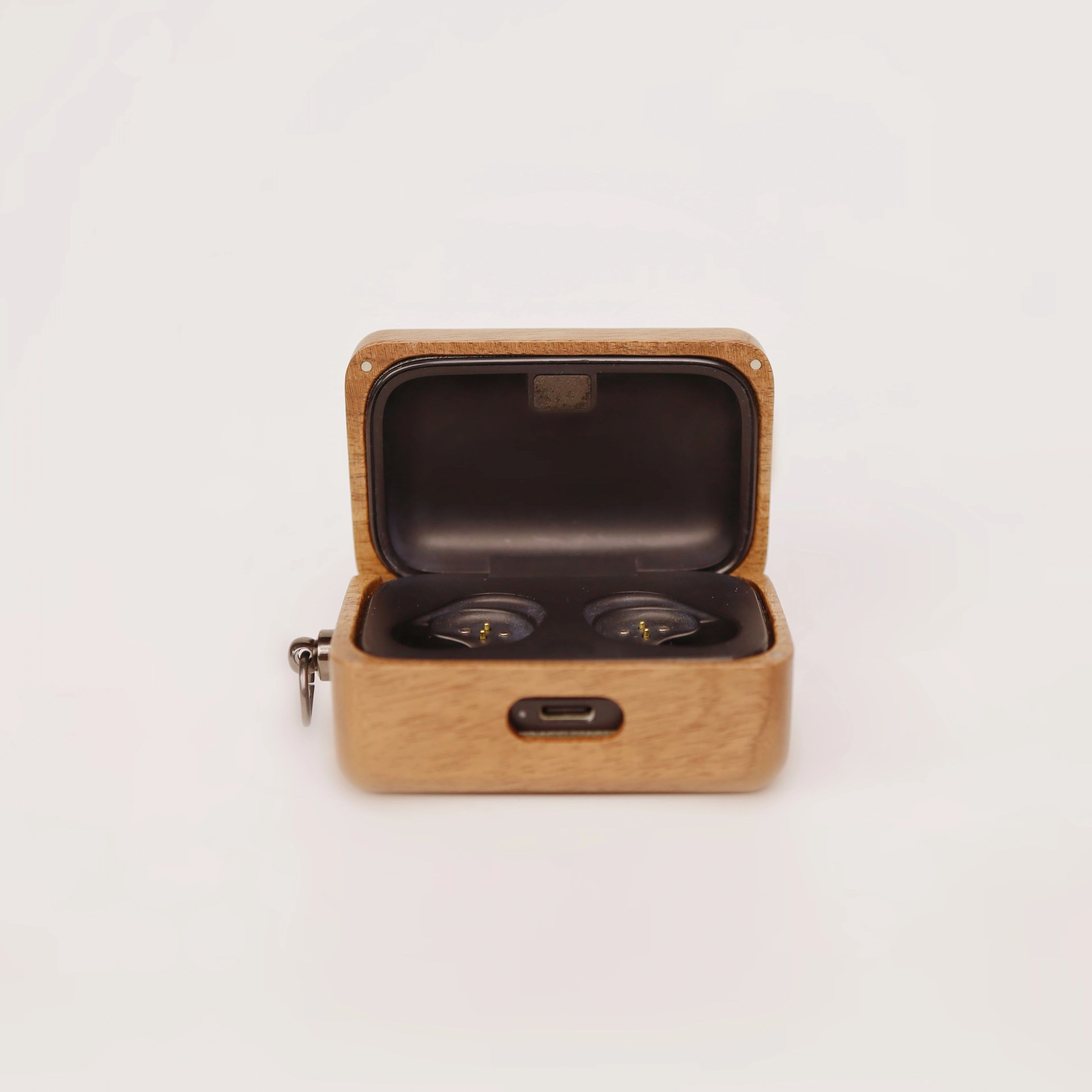 Etui z litego drewna orzechowe – Sennheiser Headphone Momentum 4 recenzja i cena
