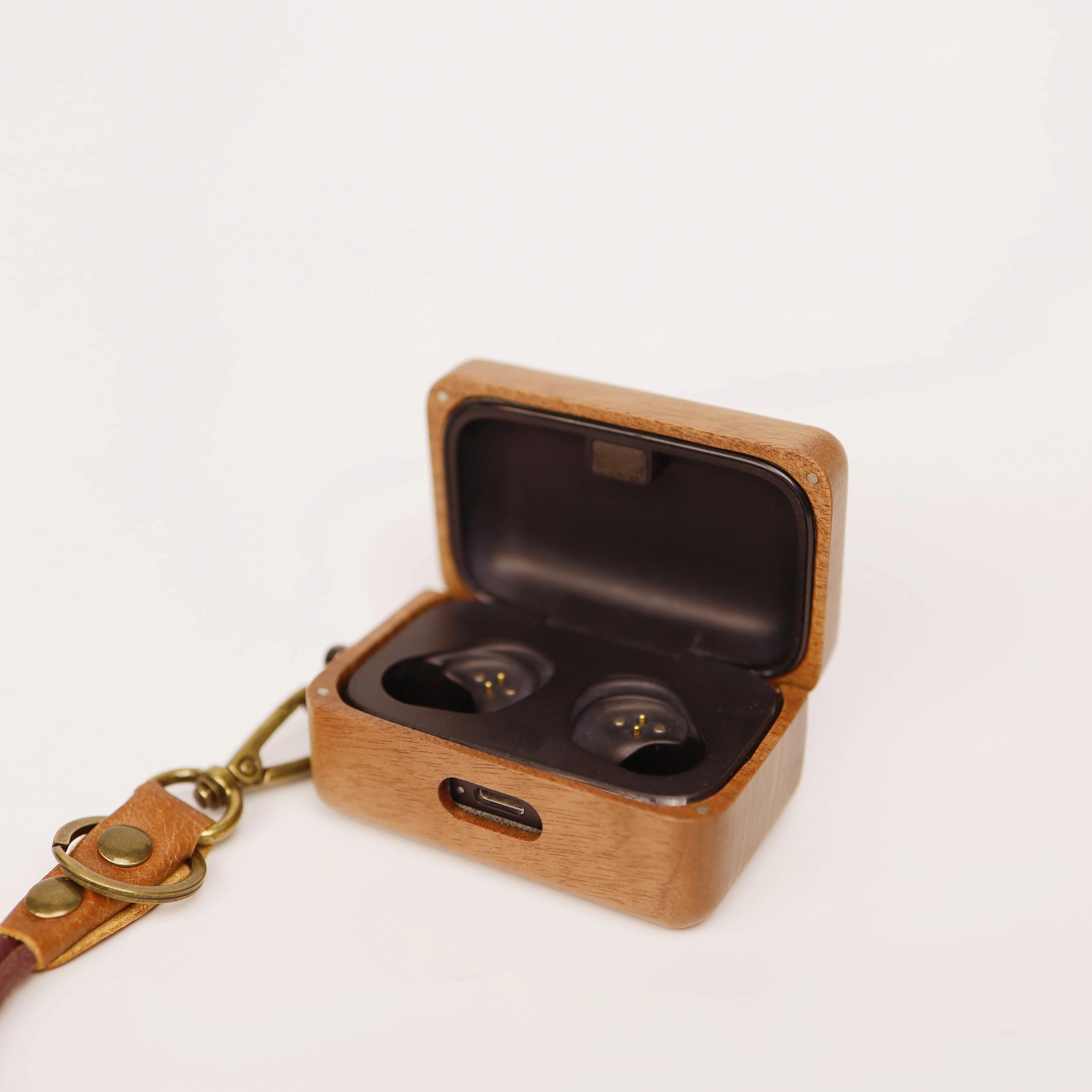 Etui z litego drewna orzechowe – Sennheiser Headphone Momentum 4 recenzja i cena
