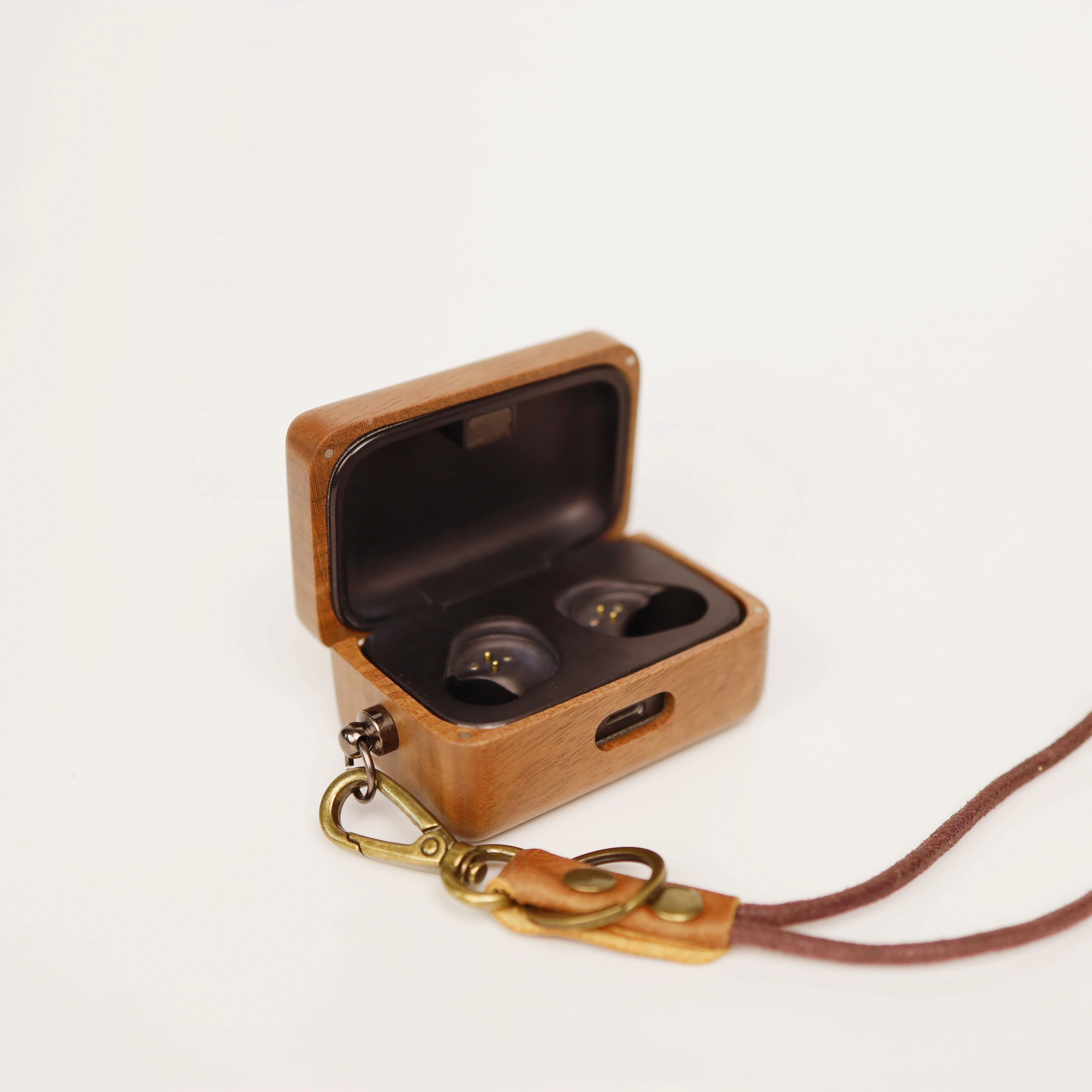 Etui z litego drewna orzechowe – Sennheiser Headphone Momentum 4 recenzja i cena